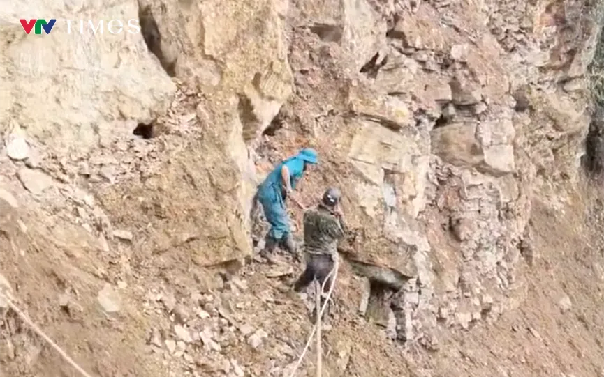 Do đường bị sạt lở đã khiến 6 bản của xã Mường Lống bị cô lập trong nhiều ngày. Ảnh: Phan Ngọc.