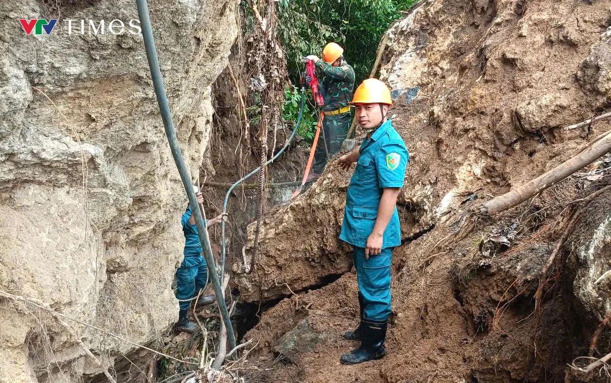 Nghệ An: Thông đường vào 6 bản làng bị chia cắt do sạt lở - Ảnh 1.