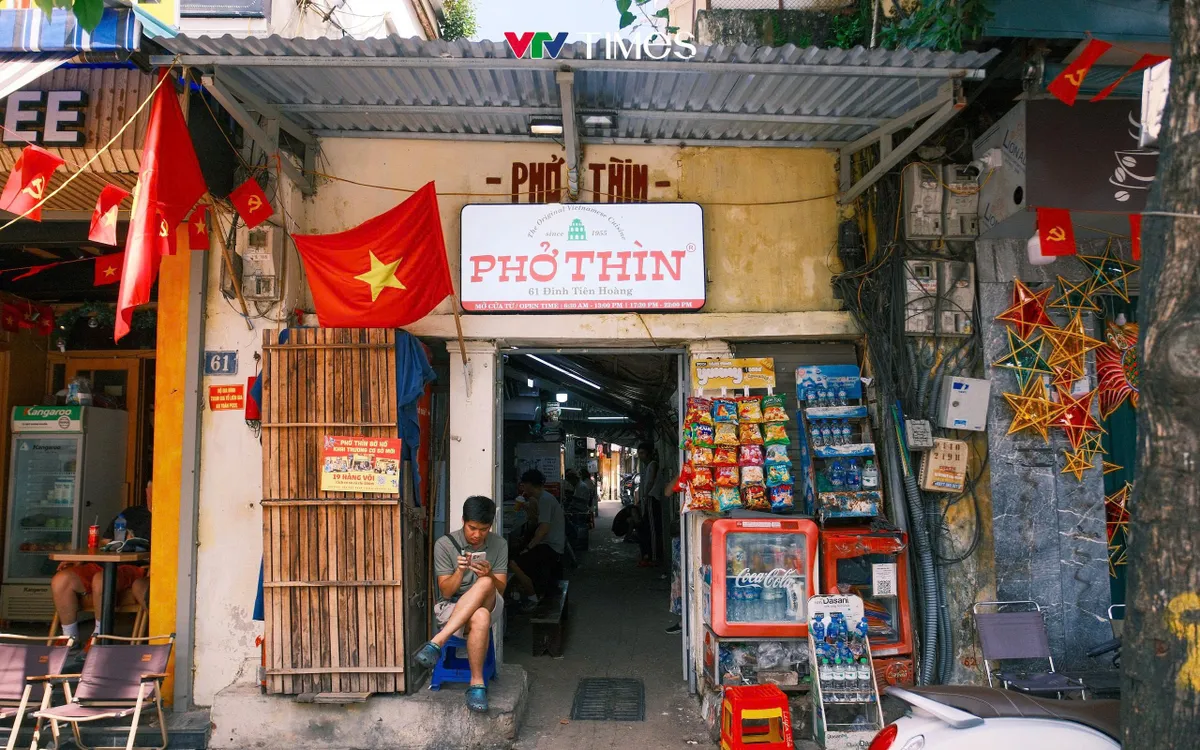 Trong số những hộ dân và cơ quan nằm trong diện di dời có quán Phở Thìn Bờ Hồ tại số 61 Đinh Tiên Hoàng – hàng phở lâu đời gắn bó với người Hà Nội suốt gần 70 năm qua.