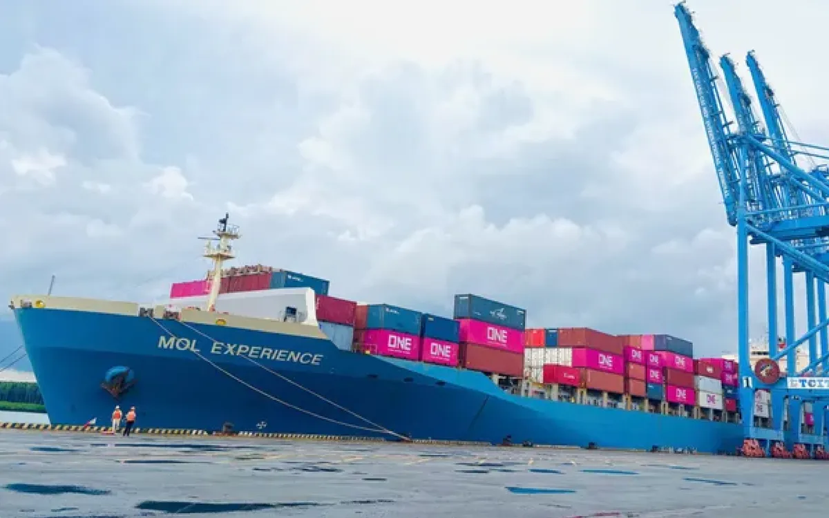 Tàu mẹ MOL EXPERIENCE có tải trọng khoảng 63.000 DWT cập cảng TCIT chiều 29/10. Ảnh:TH.