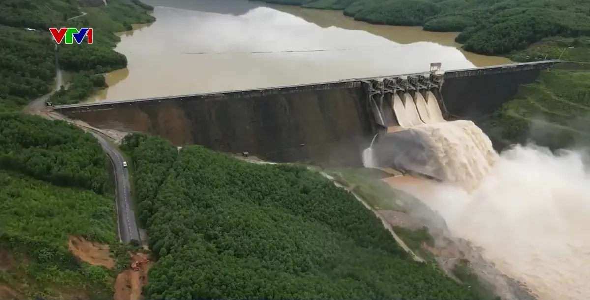 Miền núi Đà Nẵng vẫn chia cắt, cô lập - Ảnh 1.