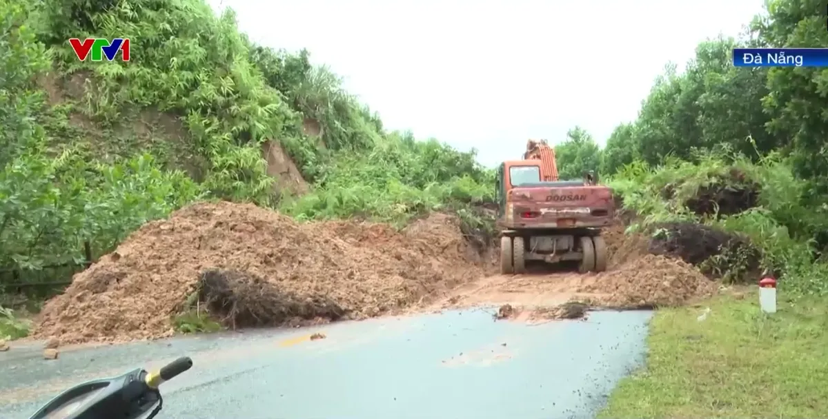 Miền núi Đà Nẵng vẫn chia cắt, cô lập - Ảnh 2.