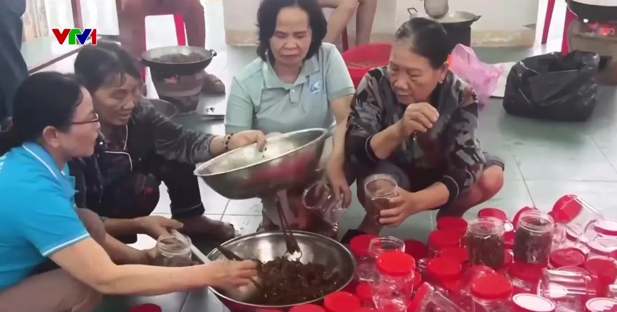 Ấm l&ograve;ng sự sẻ chia trong v&ugrave;ng lũ - Ảnh 1.