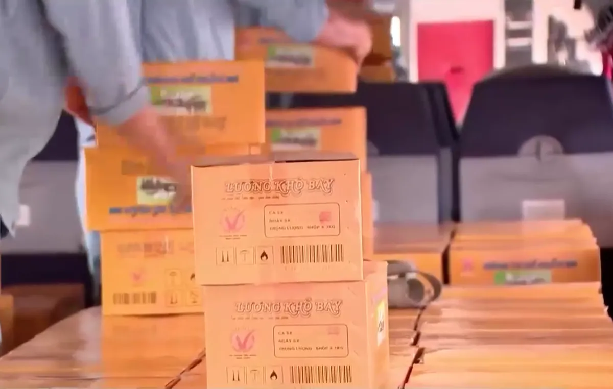 Không quân vận tải bay cứu trợ miền Trung - Ảnh 1.