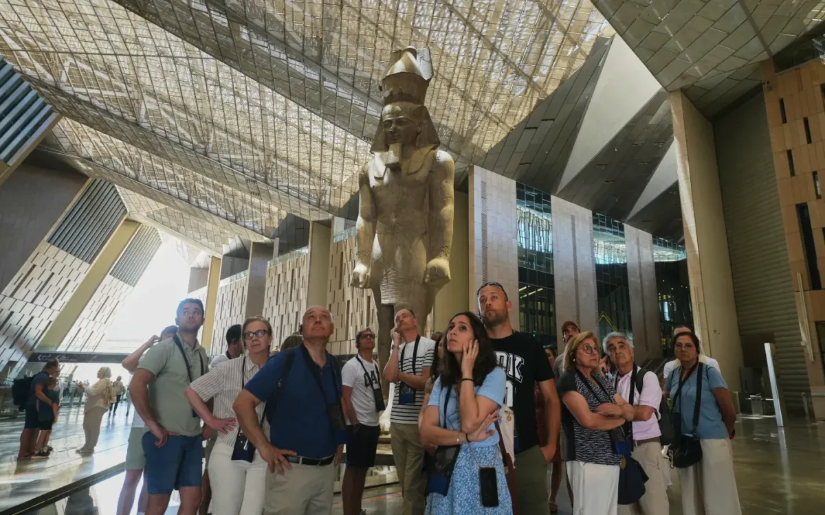 Du khách đứng dưới tượng Pharaoh Ramesses II tại Bảo tàng Ai Cập Vĩ đại ở Giza, Ai Cập, ngày 23/5/2025 (Ảnh: AP)