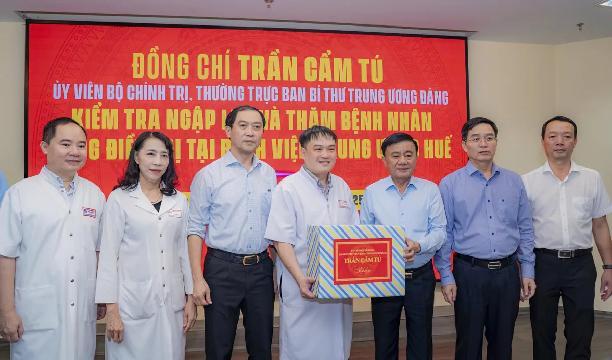 Thường trực Ban Bí thư Trần Cẩm Tú thăm, tặng quà hỗ trợ người dân vùng lũ tại Huế - Ảnh 3.