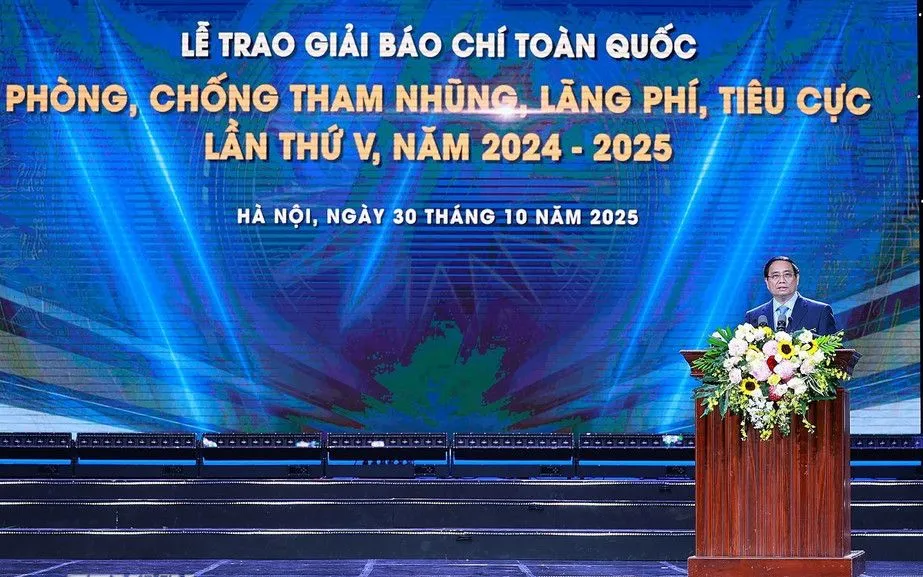 Thủ tướng Phạm Minh Chính phát biểu tại Lễ trao Giải Báo chí toàn quốc phòng, chống tham nhũng, lãng phí, tiêu cực lần thứ 5, năm 2024-2025. (Ảnh: TTXVN)