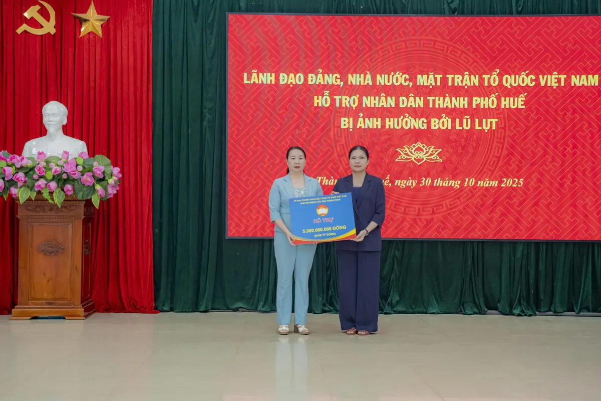 Thường trực Ban Bí thư Trần Cẩm Tú thăm, tặng quà hỗ trợ người dân vùng lũ tại Huế - Ảnh 4.