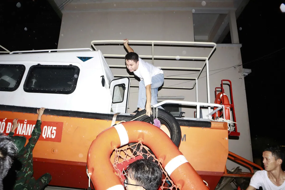 Đà Nẵng: Điều động khẩn cấp lực lượng xuyên đêm cứu dân. - Ảnh 3.