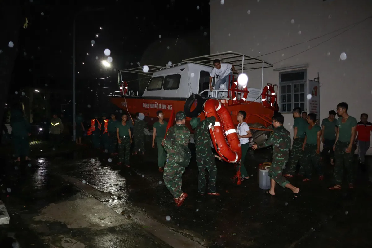 Đà Nẵng: Điều động khẩn cấp lực lượng xuyên đêm cứu dân. - Ảnh 4.