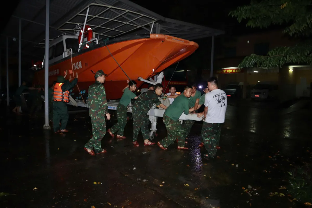 Đà Nẵng: Điều động khẩn cấp lực lượng xuyên đêm cứu dân. - Ảnh 2.