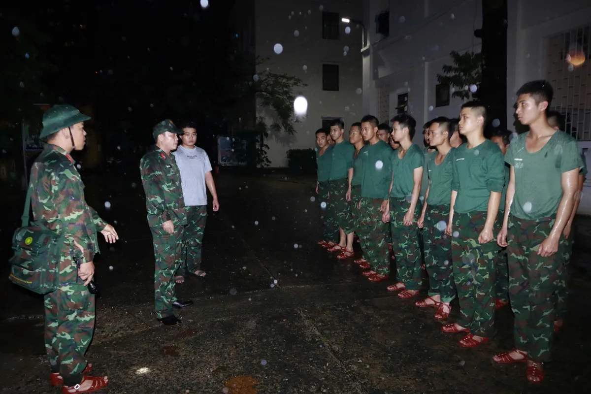 Đà Nẵng: Điều động khẩn cấp lực lượng xuyên đêm cứu dân. - Ảnh 1.