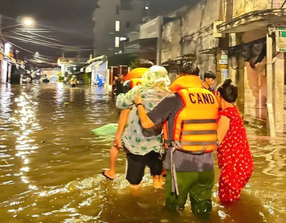 Lâm Đồng: Hàng ngàn ngôi nhà bị ngập sâu, thiệt hại về sản xuất nông nghiệp đặc biệt nghiêm trọng. - Ảnh 2.