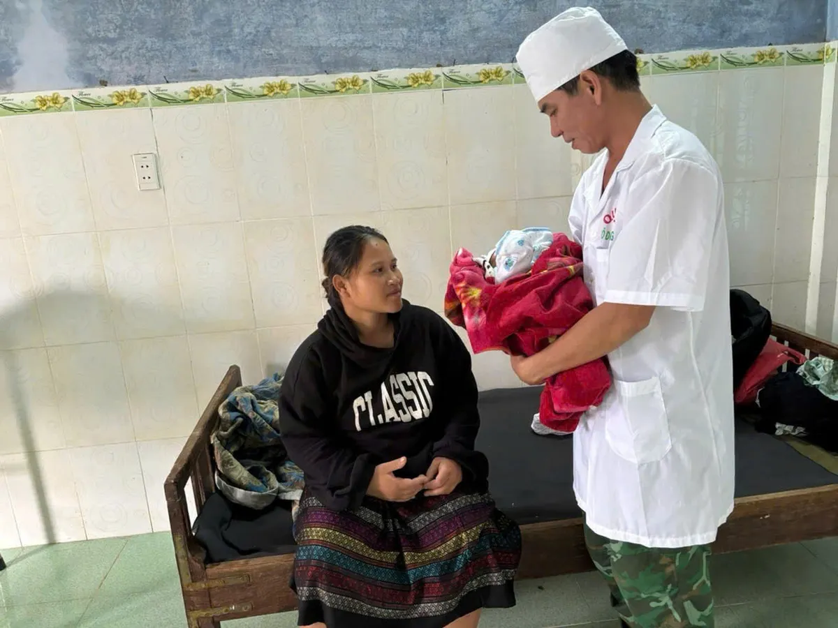 Quảng Trị: Quân y Biên phòng hỗ trợ sản phụ sinh con trong mưa lũ. - Ảnh 1.