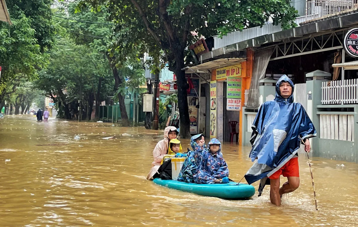 Huế: 8 người thương vong, nhiều vụ lật ghe giữa dòng lũ - Ảnh 2.