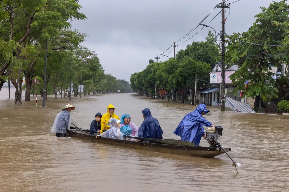 Huế: 8 người thương vong, nhiều vụ lật ghe giữa dòng lũ - Ảnh 1.