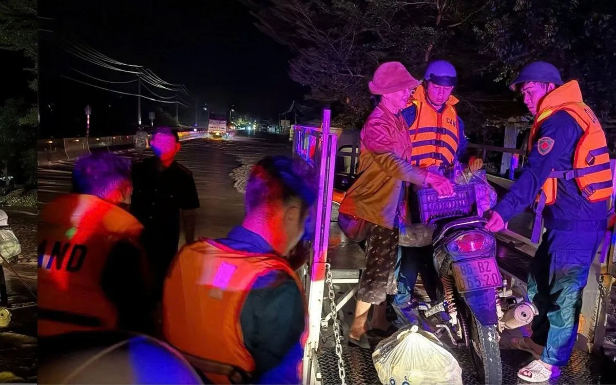 Trắng đêm đưa người dân ra khỏi vùng nước lũ.
