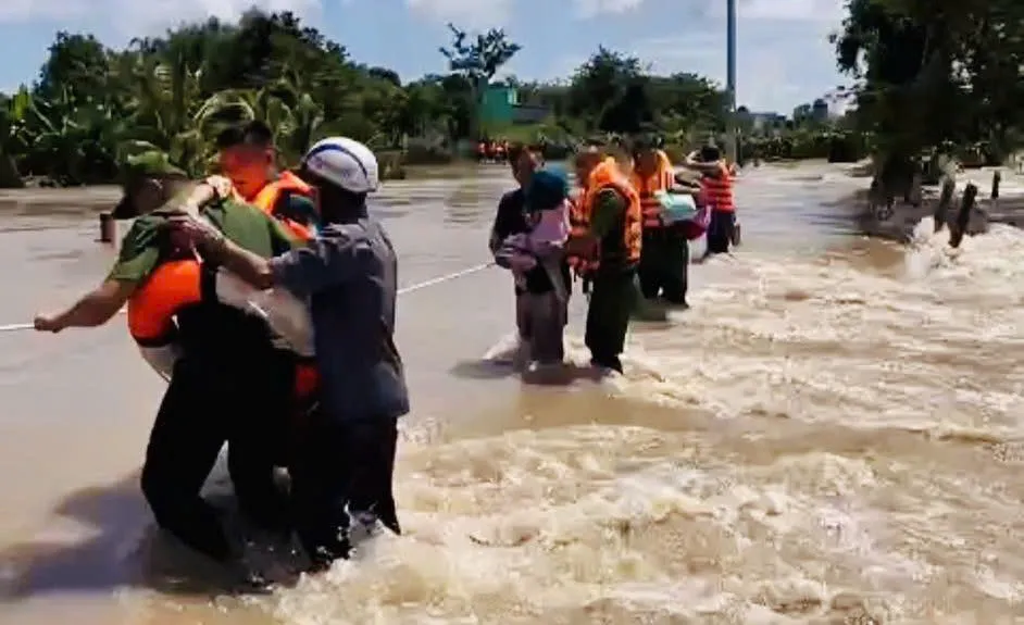 Lâm Đồng: Trắng đêm đưa người dân ra khỏi vùng nước lũ - Ảnh 7.