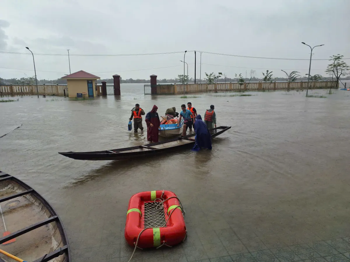 Huế: Ghe chở hàng thiện nguyện lật giữa lũ, 6 người thoát nạn - Ảnh 1.