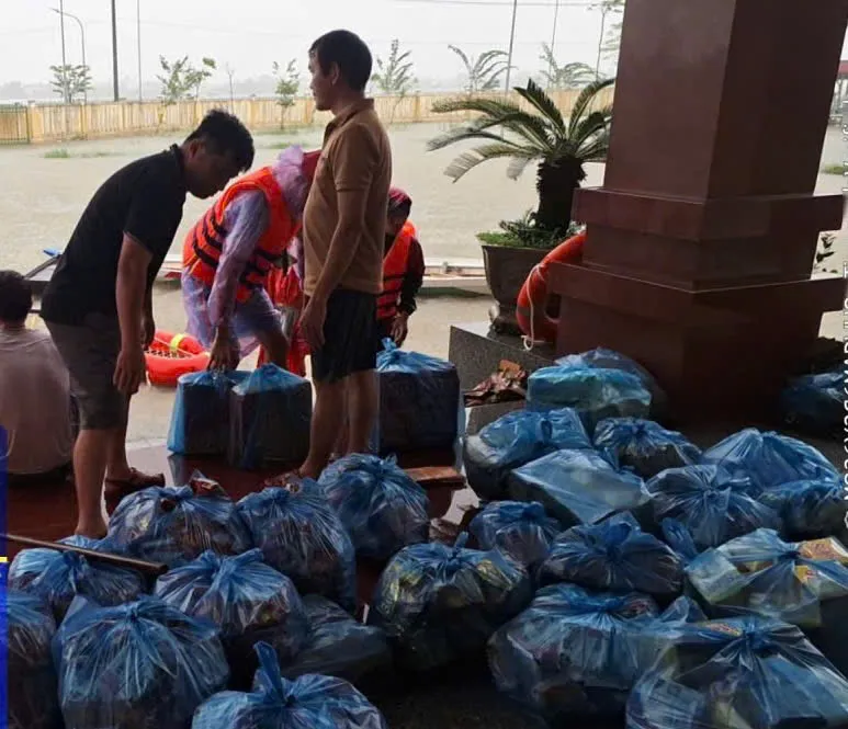 Huế: Ghe chở hàng thiện nguyện lật giữa lũ, 6 người thoát nạn - Ảnh 2.