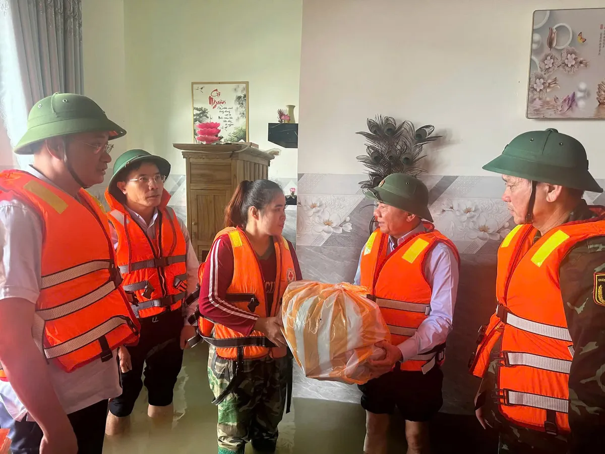 Thường trực Ban Bí thư Trần Cẩm Tú kiểm tra công tác phòng, chống, khắc phục hậu quả mưa, lũ tại Đà Nẵng - Ảnh 1.