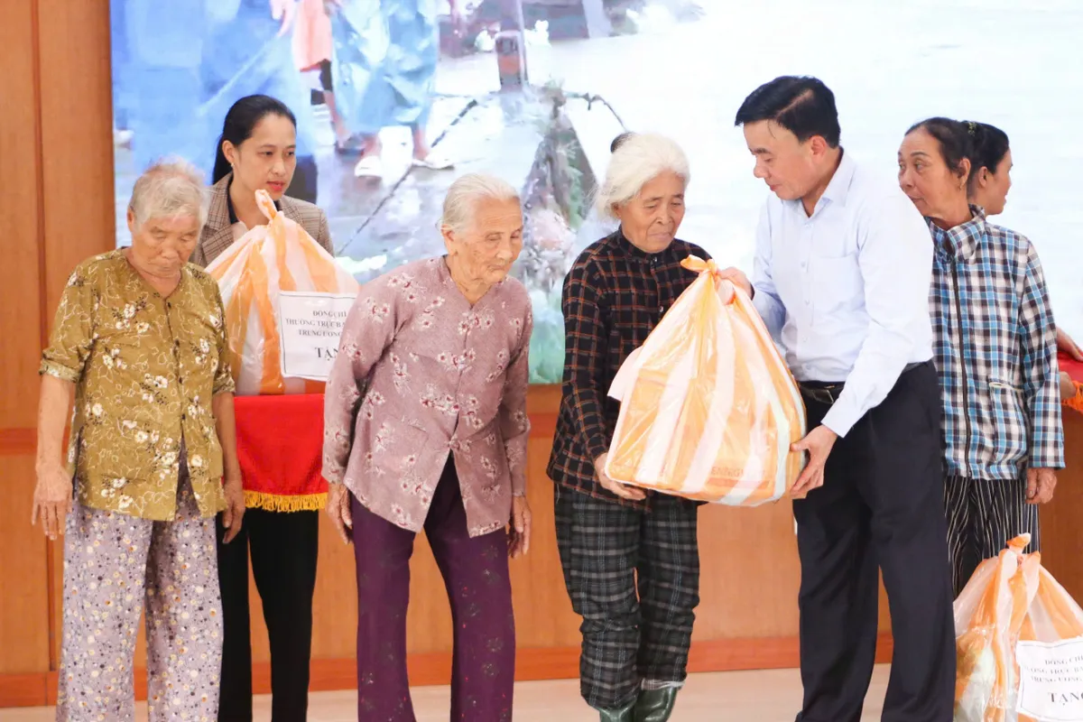 Thường trực Ban Bí thư Trần Cẩm Tú kiểm tra công tác phòng, chống, khắc phục hậu quả mưa, lũ tại Đà Nẵng - Ảnh 4.