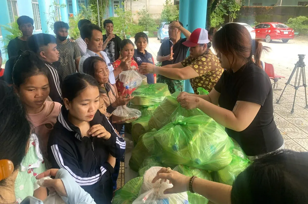 “Bữa cơm nghĩa tình” cho bà con bệnh nhân miền núi Đà Nẵng - Ảnh 2.