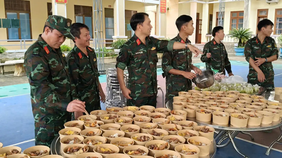 “Bữa cơm nghĩa tình” cho bà con bệnh nhân miền núi Đà Nẵng - Ảnh 1.