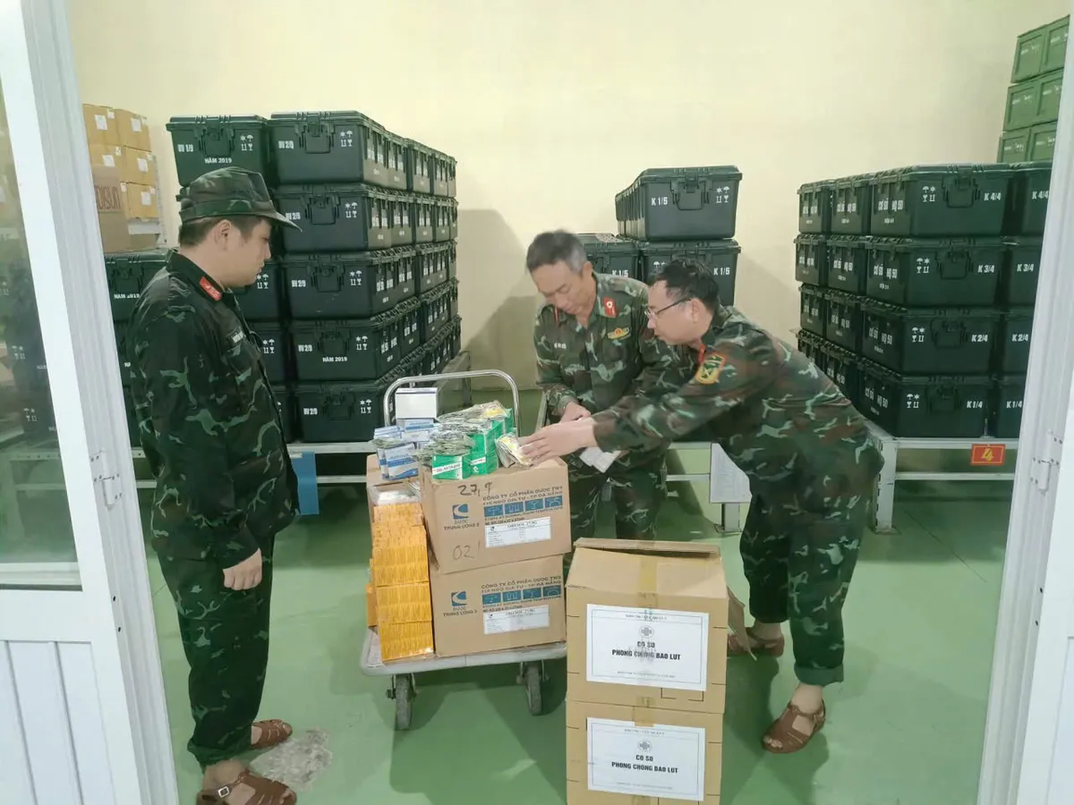 Cục Hậu cần - Kỹ thuật Quân khu 5 bảo đảm suất ăn, chăm lo nhân dân vùng bị thiên tai - Ảnh 1.