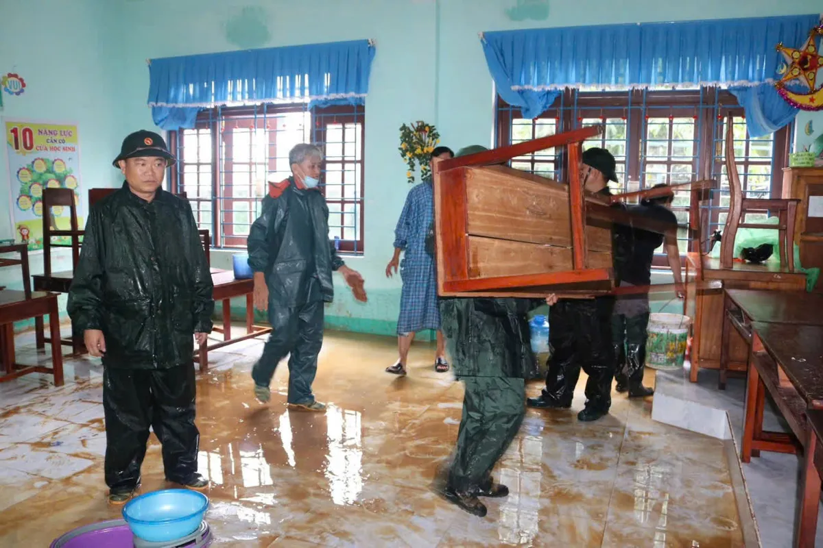 Cục Hậu cần - Kỹ thuật Quân khu 5 bảo đảm suất ăn, chăm lo nhân dân vùng bị thiên tai - Ảnh 2.