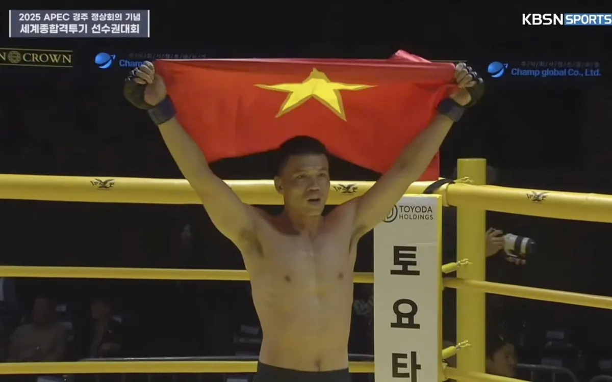 Phạm Công Minh ăn mừng chiến thắng cùng lá cờ Việt Nam. (Ảnh chụp màn hình)