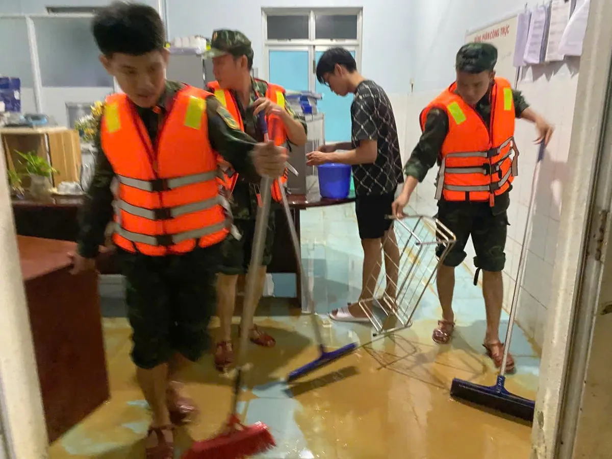 Đà Nẵng: Nước rút trong đêm. Lực lượng vũ trang khẩn trương vệ sinh môi trường các điểm trọng yếu - Ảnh 2.