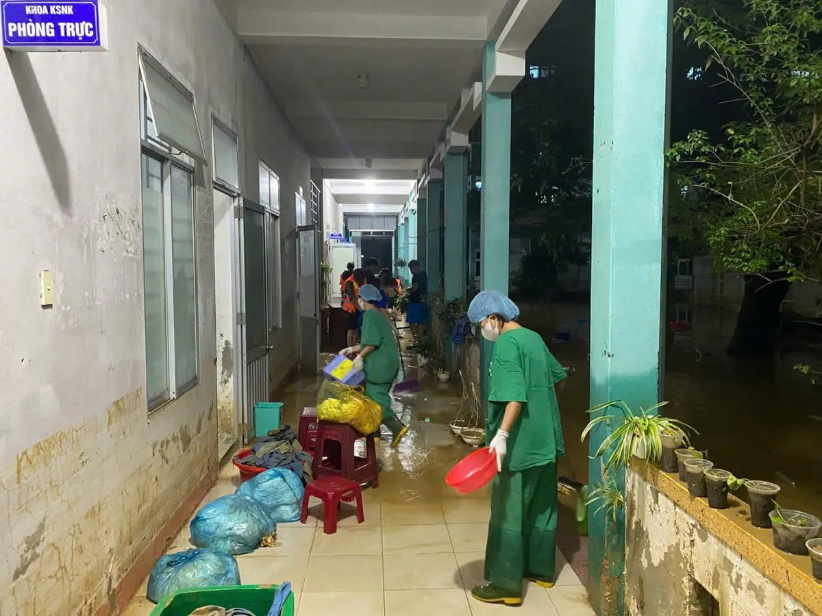 Đà Nẵng: Nước rút trong đêm. Lực lượng vũ trang khẩn trương vệ sinh môi trường các điểm trọng yếu - Ảnh 4.