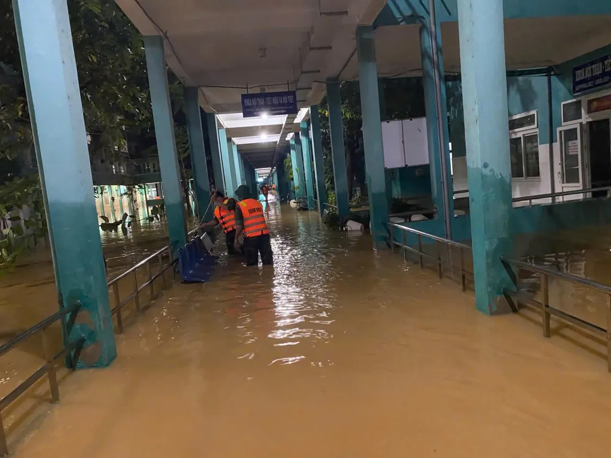 Đà Nẵng: Nước rút trong đêm. Lực lượng vũ trang khẩn trương vệ sinh môi trường các điểm trọng yếu - Ảnh 1.