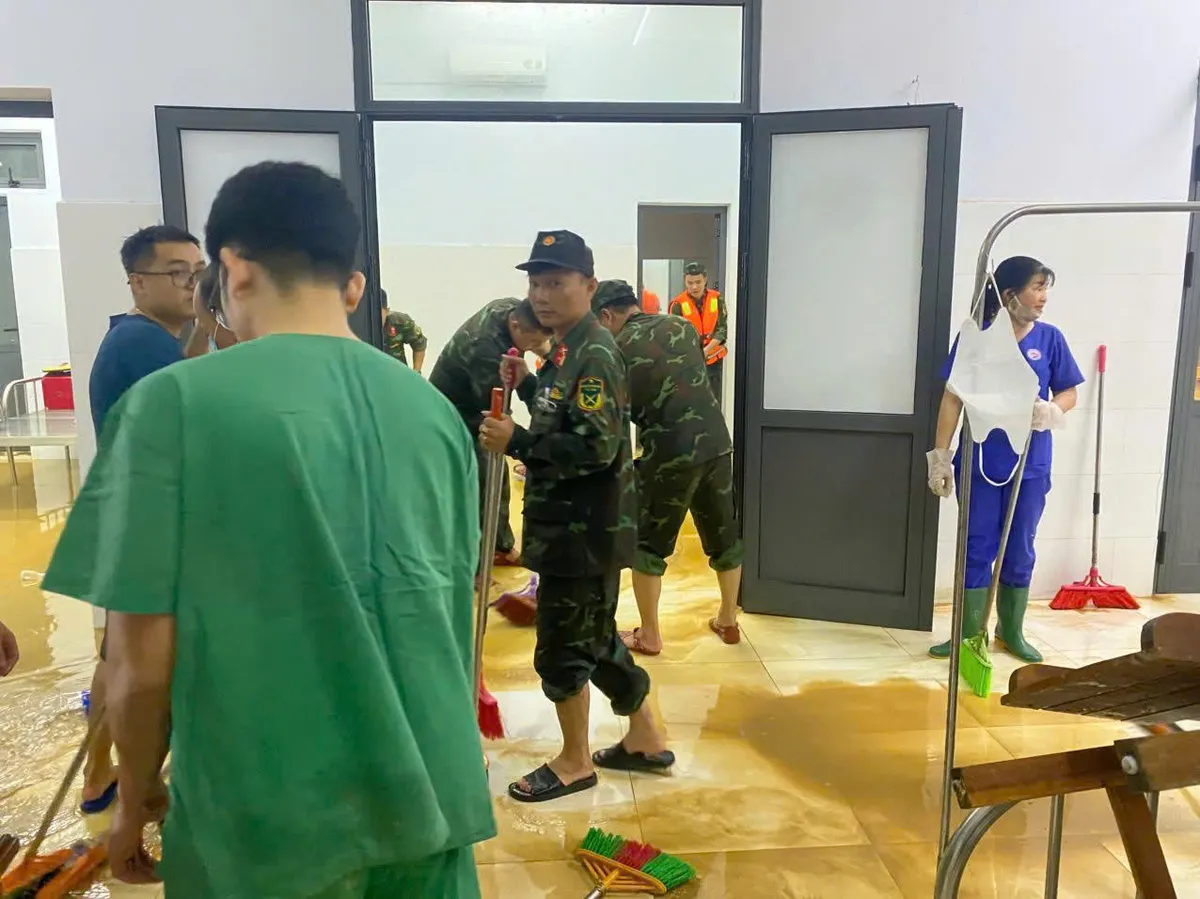 Đà Nẵng: Nước rút trong đêm. Lực lượng vũ trang khẩn trương vệ sinh môi trường các điểm trọng yếu - Ảnh 3.