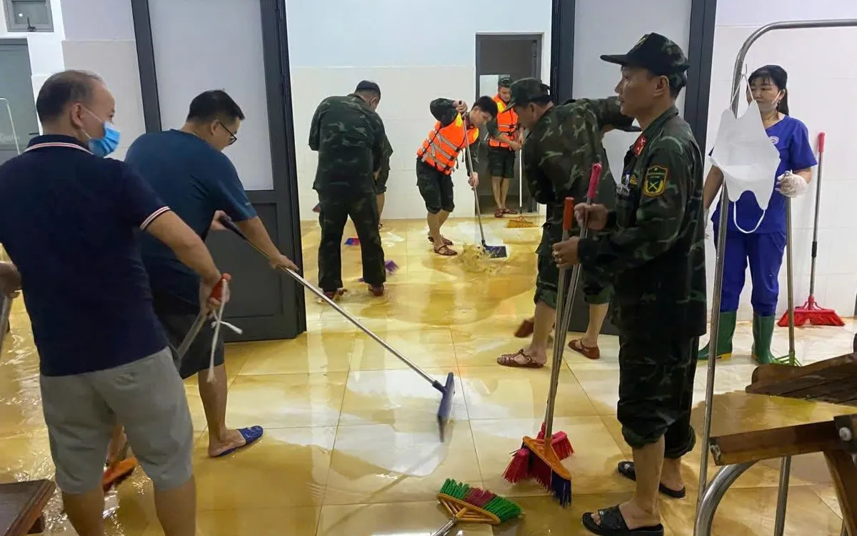 Lực lượng vũ trang khẩn trương vệ sinh môi trường tại hai bệnh viện lớn bị ảnh hưởng nặng do ngập lụt.