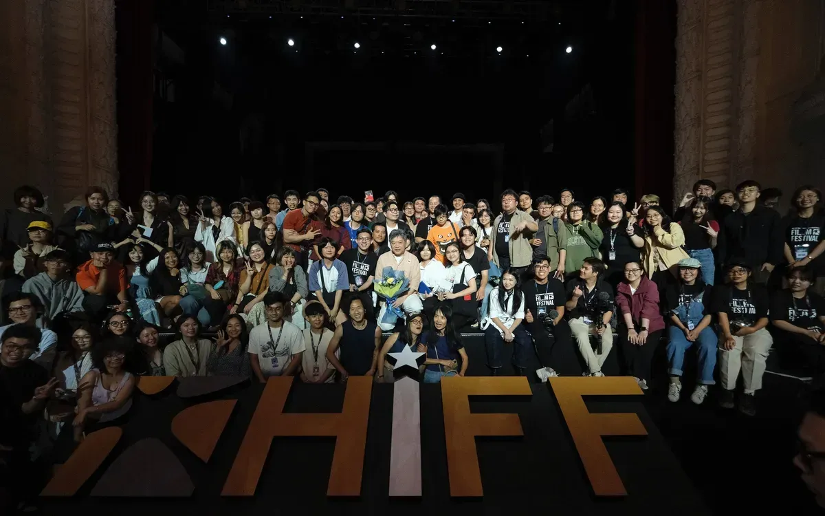 Đạo diễn huyền thoại Kore-eda Hirokazu (Nhật Bản) giao lưu với  người hâm mộ tại TP Hồ Chí Minh - Ảnh: HIFF