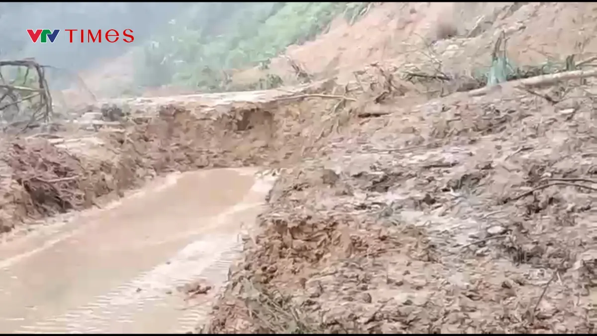  Đà Nẵng: Sạt lở nghiêm trọng vùi lấp đường Hồ Chí Minh, xã miền núi A Vương, bị cô lập 3 ngày - Ảnh 1.