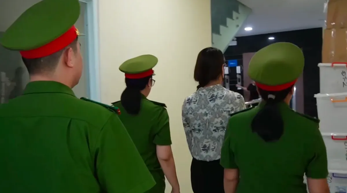 Video: C&ocirc;ng an TP Hồ Ch&iacute; Minh đọc l&ecirc;nh khởi tố, bắt tạm giam Trương Ngọc &Aacute;nh - Ảnh 1.