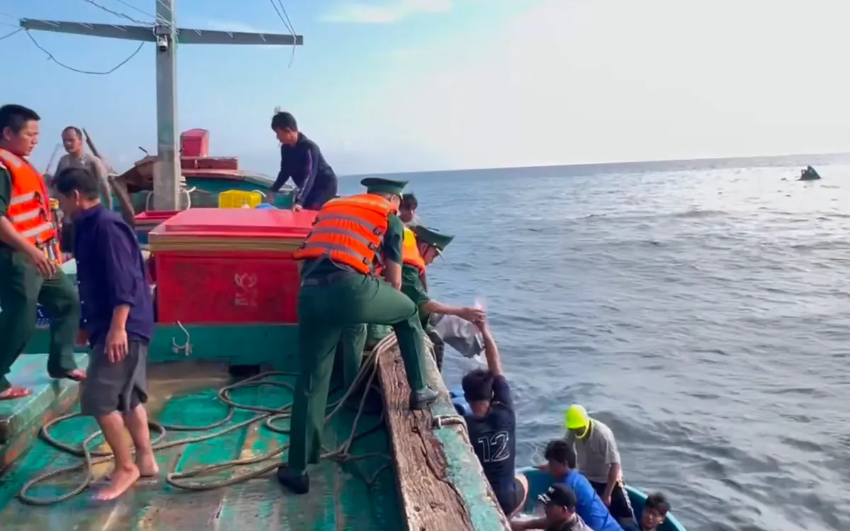 Lực lượng Đồn Biên phòng Côn Đảo, BĐBP TP Hồ Chí Minh tiếp cận đưa các ngư dân bị nạn lên tàu đưa vào bờ an toàn. Ảnh: BP.