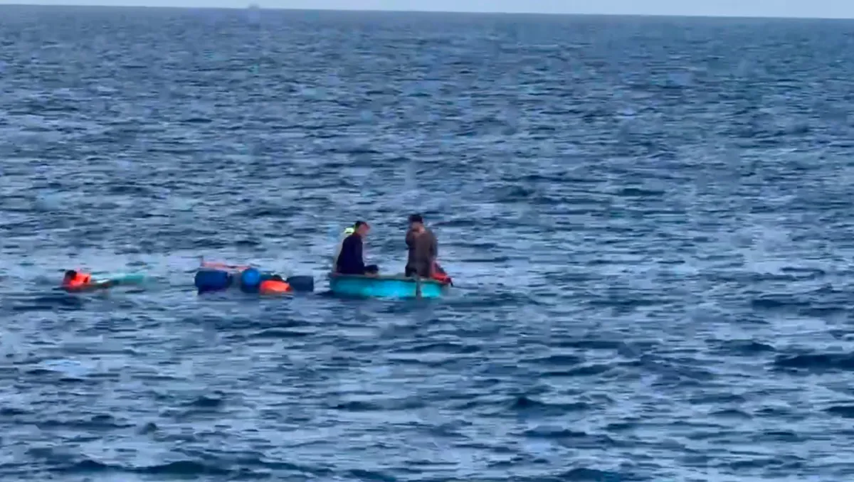 TP Hồ Chí Minh: Kịp thời cứu nạn 8 ngư dân tàu cá bị chìm trên biển - Ảnh 1.