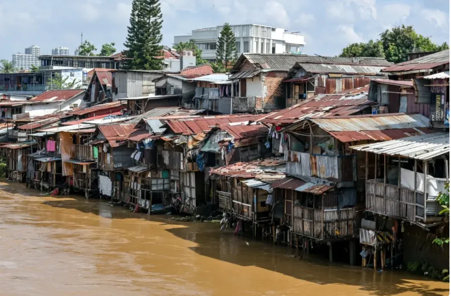 Khu dân cư ven sông đang góp phần làm tình hình lũ lụt thêm nghiêm trọng ở Jakarta, Indonesia. Khu dân cư ven sông đang góp phần làm tình hình lũ lụt thêm nghiêm trọng ở Jakarta, Indonesia.