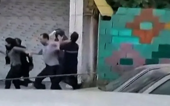 Những người phụ nữ biểu tình bị lực lượng an ninh Iran đối xử thô bạo tại thành phố Rasht, miền Bắc Iran, tháng 10/2022 (Ảnh: AFP/Getty Images)