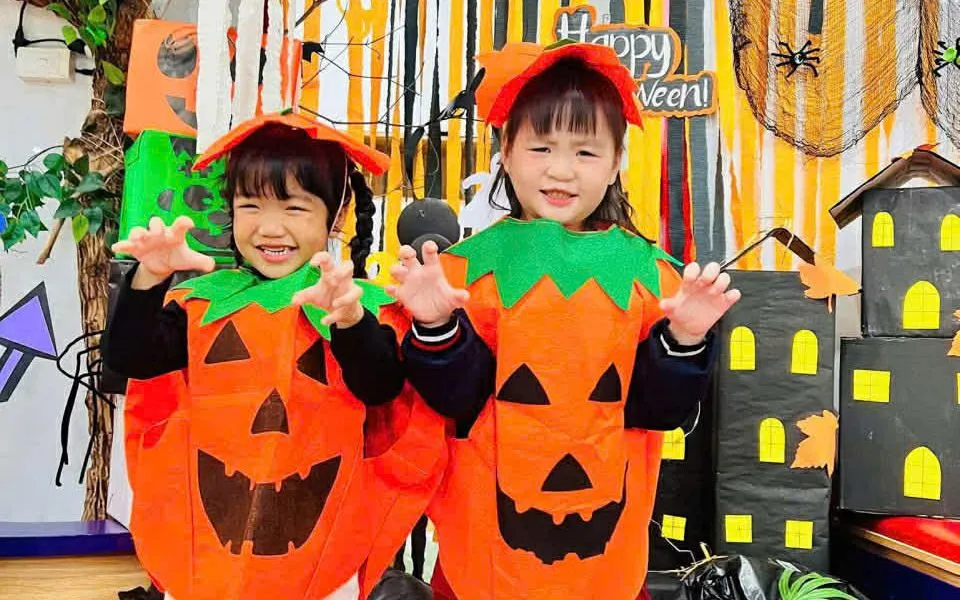 Các em nhỏ thích thú với những món đồ hóa trang Halloween
