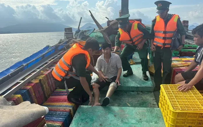 Một thuyền viên bị thương sau khi tàu cá đâm tàu hàng
