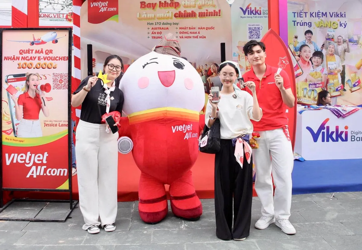 "Gia tộc Anh T&agrave;i" hội ngộ, b&ugrave;ng ch&aacute;y tr&ecirc;n s&acirc;n khấu: Đ&ecirc;m nhạc g&acirc;y quỹ "T&ocirc;i! Người Việt Nam" vỡ &ograve;a cảm x&uacute;c - Ảnh 1.