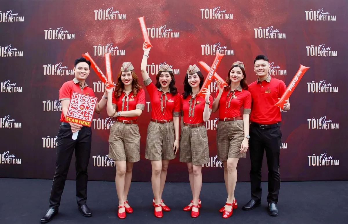 "Gia tộc Anh T&agrave;i" hội ngộ, b&ugrave;ng ch&aacute;y tr&ecirc;n s&acirc;n khấu: Đ&ecirc;m nhạc g&acirc;y quỹ "T&ocirc;i! Người Việt Nam" vỡ &ograve;a cảm x&uacute;c - Ảnh 2.