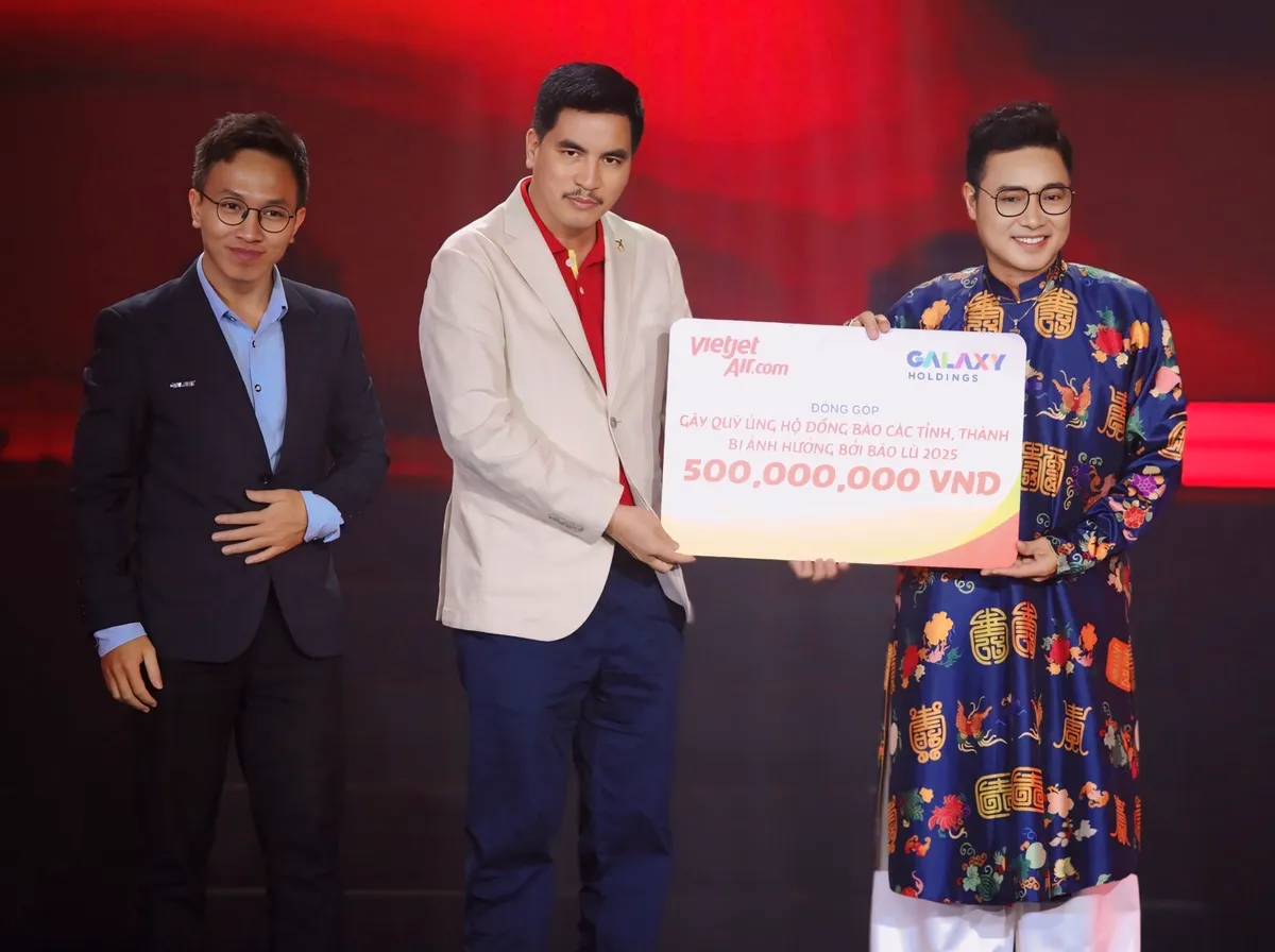 "Gia tộc Anh T&agrave;i" hội ngộ, b&ugrave;ng ch&aacute;y tr&ecirc;n s&acirc;n khấu: Đ&ecirc;m nhạc g&acirc;y quỹ "T&ocirc;i! Người Việt Nam" vỡ &ograve;a cảm x&uacute;c - Ảnh 3.