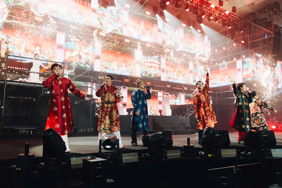 "Gia tộc Anh T&agrave;i" hội ngộ, b&ugrave;ng ch&aacute;y tr&ecirc;n s&acirc;n khấu: Đ&ecirc;m nhạc g&acirc;y quỹ "T&ocirc;i! Người Việt Nam" vỡ &ograve;a cảm x&uacute;c - Ảnh 4.