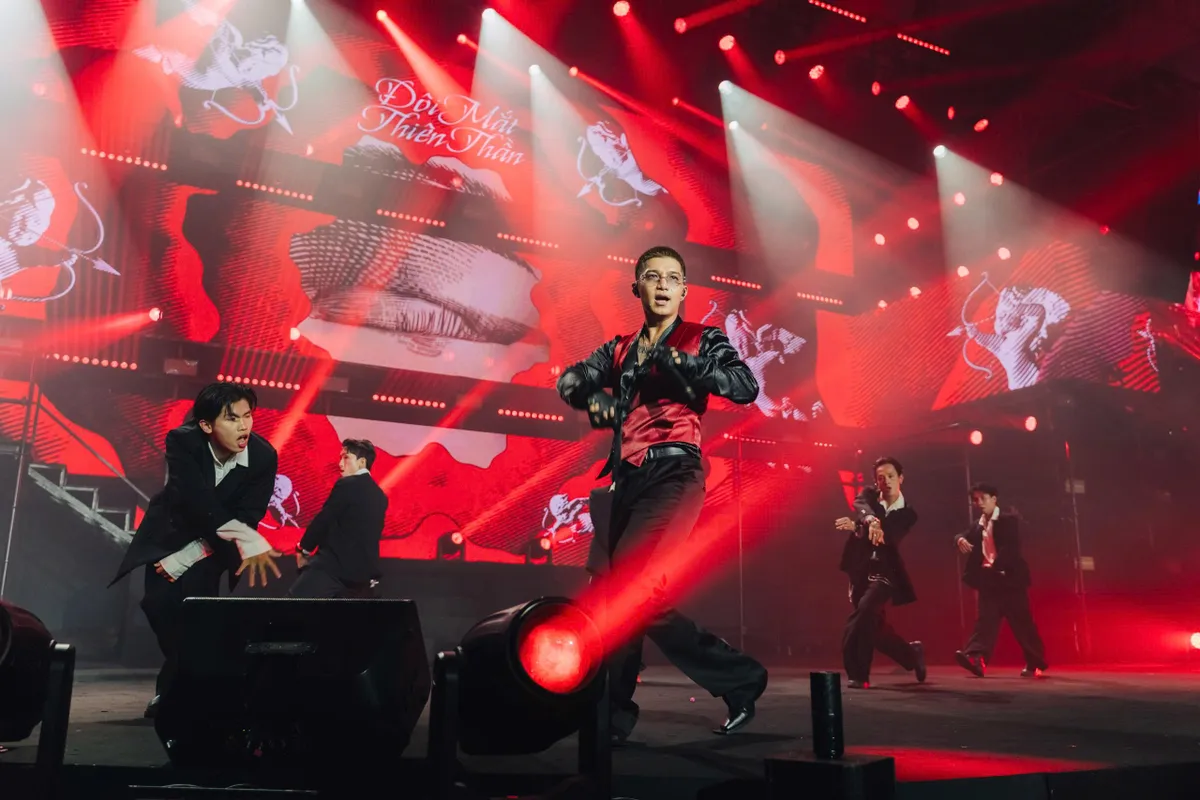 "Gia tộc Anh T&agrave;i" hội ngộ, b&ugrave;ng ch&aacute;y tr&ecirc;n s&acirc;n khấu: Đ&ecirc;m nhạc g&acirc;y quỹ "T&ocirc;i! Người Việt Nam" vỡ &ograve;a cảm x&uacute;c - Ảnh 5.